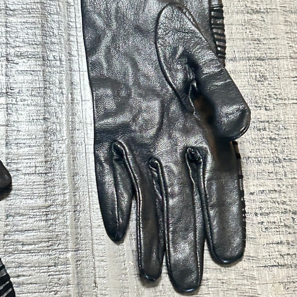 Fioretto Long Black Leather Gloves with Snap Closures - Picture 6 of 7
